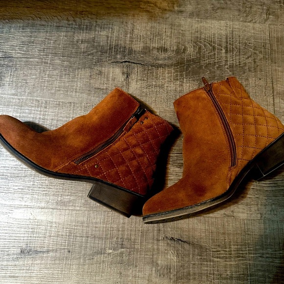 White Mountain Jodi Rust Brown Suede Quilted Ankle Booties  8 1/2 Wide - Picture 1 of 2